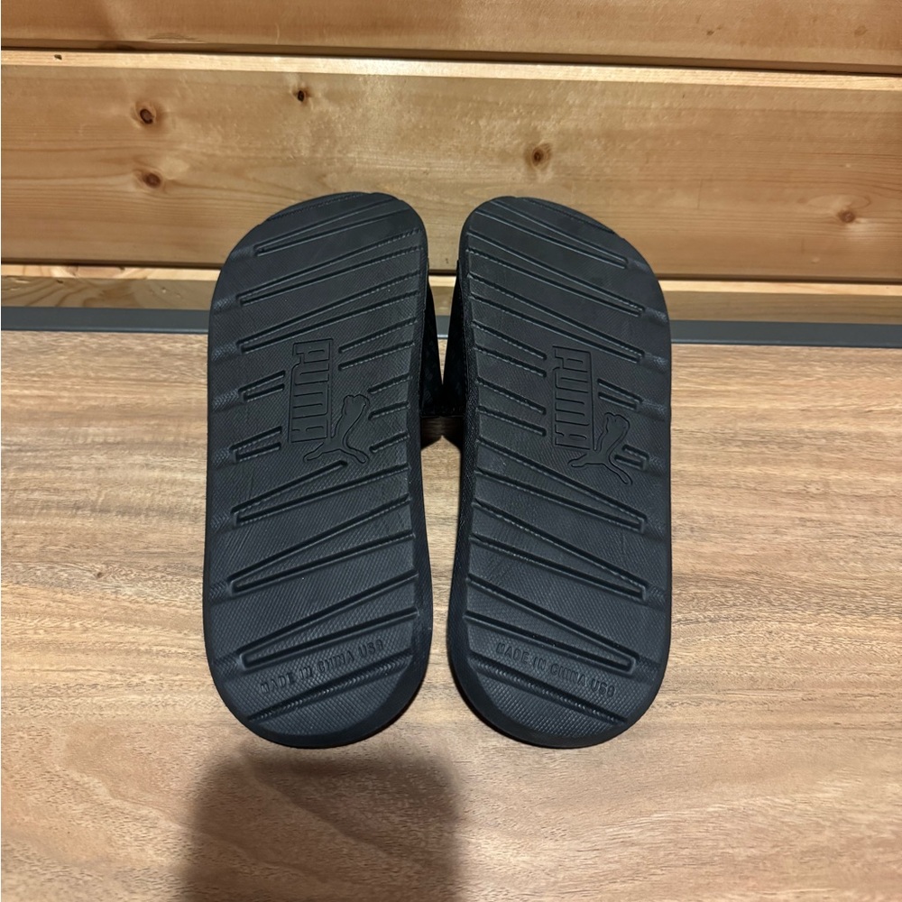 Like New - Women’s Black Puma Slides - Size 8 - Picture 5 of 7